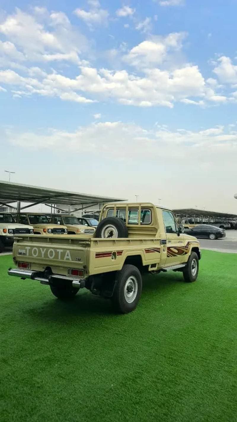 2014 Toyota Land Cruiser 70 LC79 LX thumbnail 3