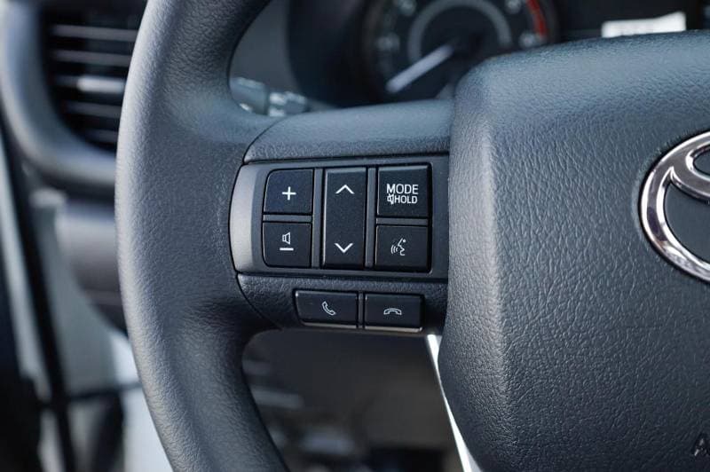 2026 Toyota Hilux DLX thumbnail 7