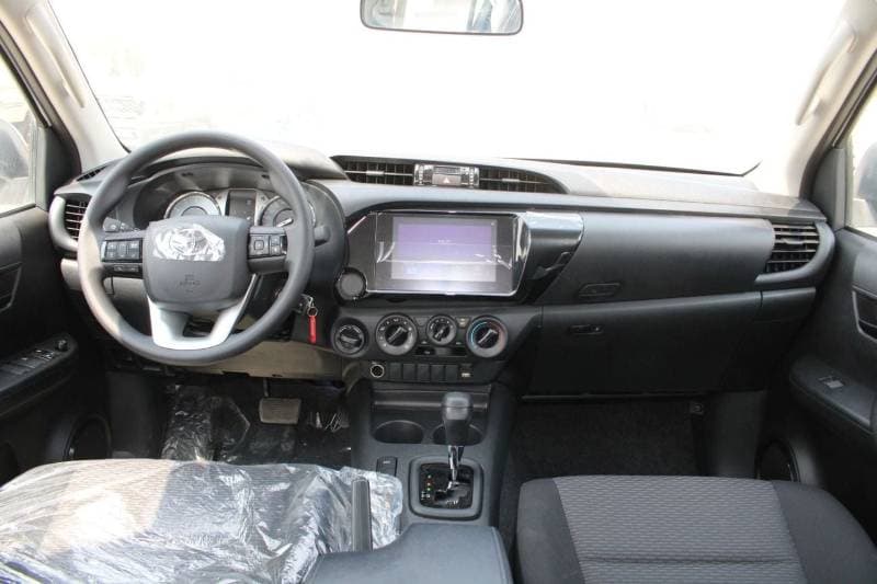 2025 Toyota Hilux GLX thumbnail 8