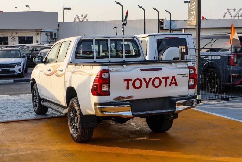2026 Toyota Hilux DLX thumbnail 4