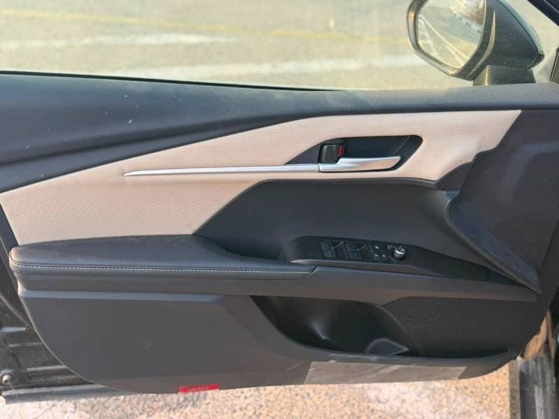 2026 Toyota Camry GLE HEV thumbnail 4