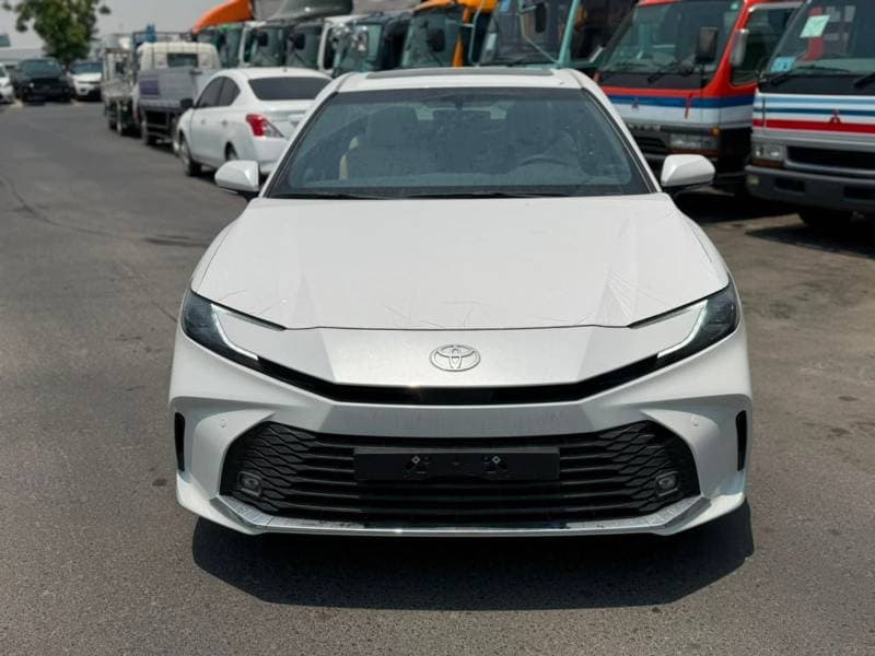 2026 Toyota Camry GLE HEV thumbnail 2