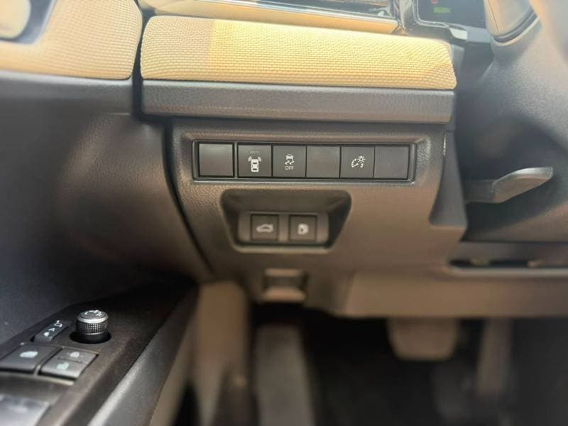 2026 Toyota Camry GLE HEV thumbnail 6