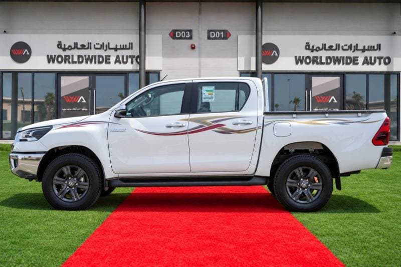 2026 Toyota Hilux SR5 thumbnail 3