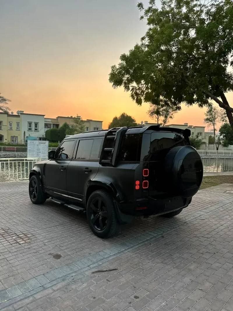 2023 Land Rover Defender thumbnail 4