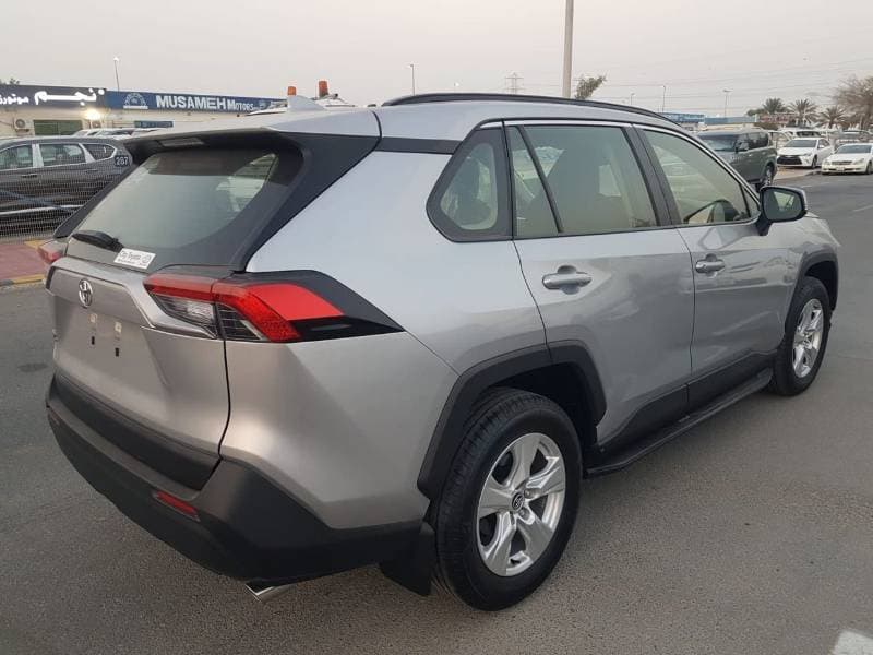 2019 Toyota RAV4 LE thumbnail 3