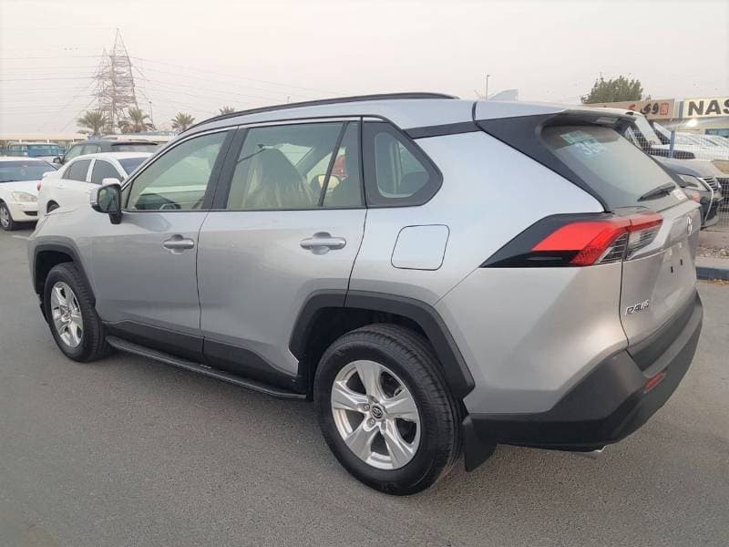 2019 Toyota RAV4 LE thumbnail 8