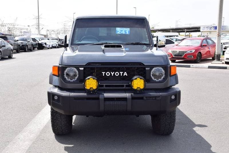 2018 Toyota Land Cruiser Pick Up thumbnail 5
