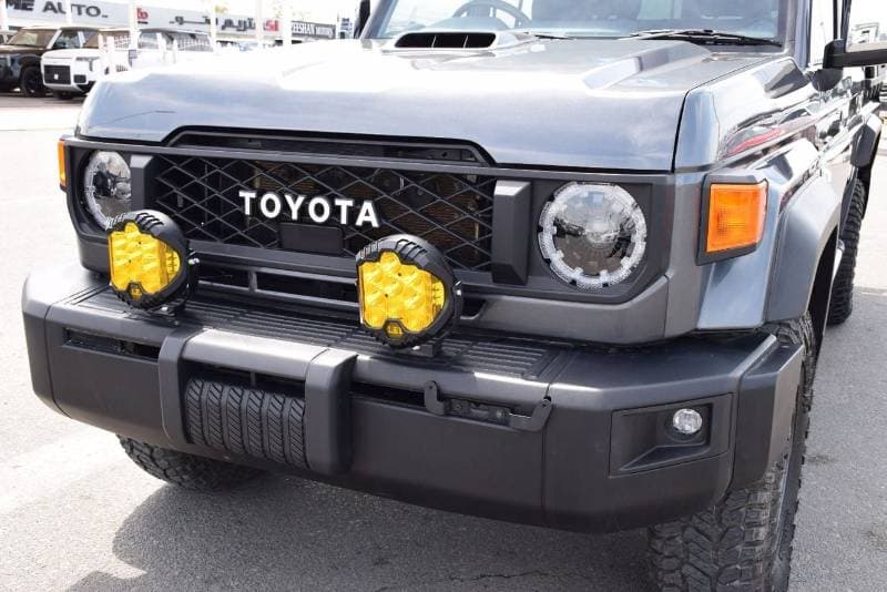 2018 Toyota Land Cruiser Pick Up thumbnail 7