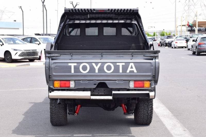 2018 Toyota Land Cruiser Pick Up thumbnail 8