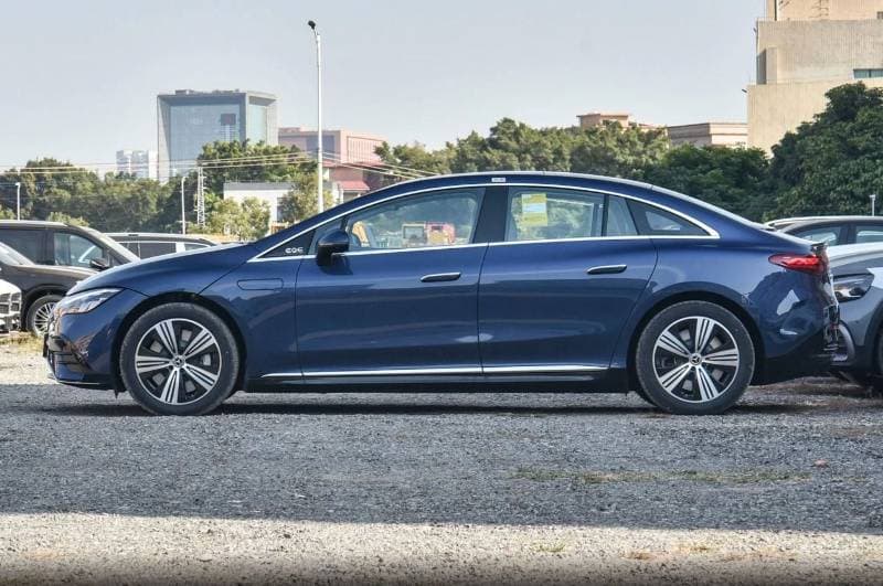 2025 Mercedes Benz EQE 500 4MATIC thumbnail 3