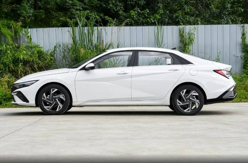 2026 Hyundai Elantra 1.5L CVT LUX thumbnail 3
