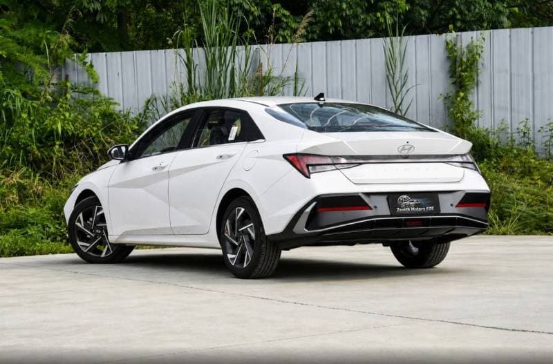 2026 Hyundai Elantra 1.5L CVT LUX thumbnail 5