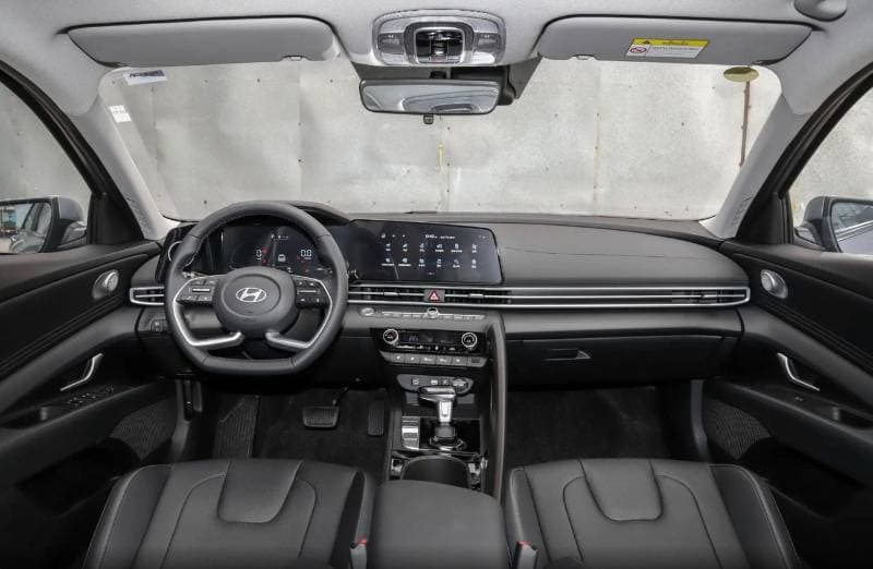 2026 Hyundai Elantra 1.5L CVT LUX thumbnail 6