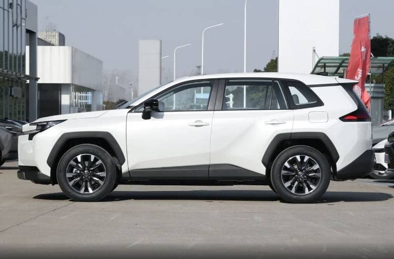 2026 Toyota RAV4 Luxury 2.0L thumbnail 3