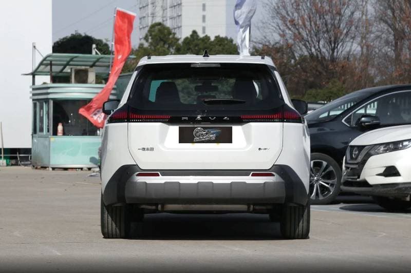 2026 Toyota RAV4 Luxury 2.0L thumbnail 5