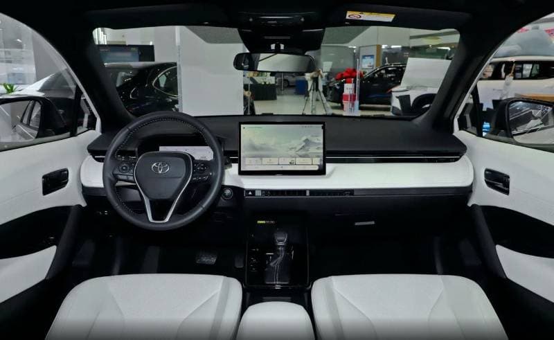 2026 Toyota Frontlander Luxury thumbnail 6