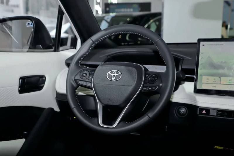 2026 Toyota Frontlander Luxury thumbnail 7