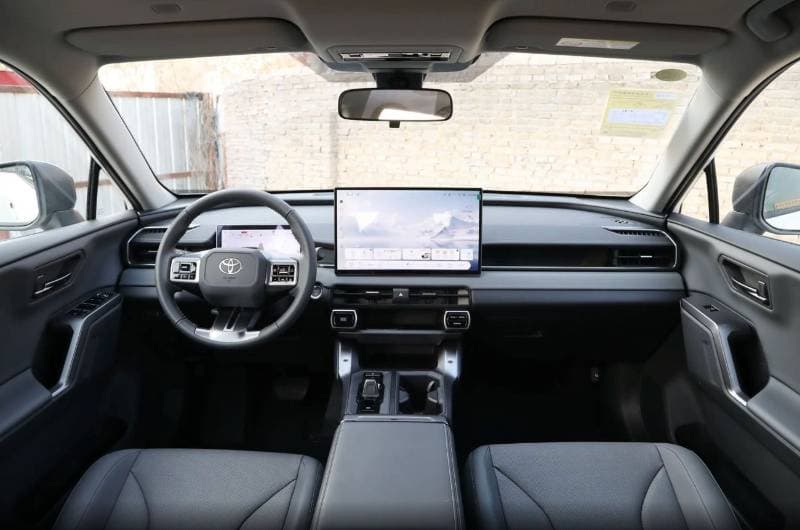 2026 Toyota RAV4 2.5L Luxury thumbnail 6