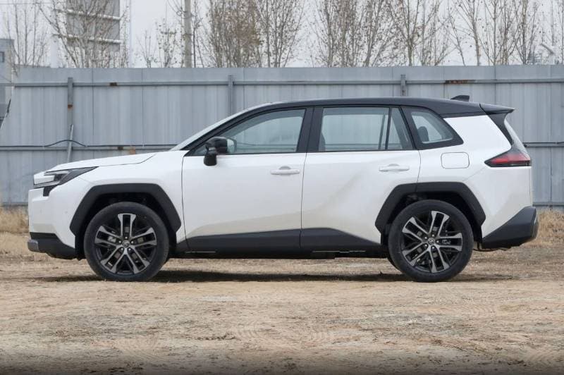 2026 Toyota RAV4 Flagship 2.5 AWD thumbnail 3