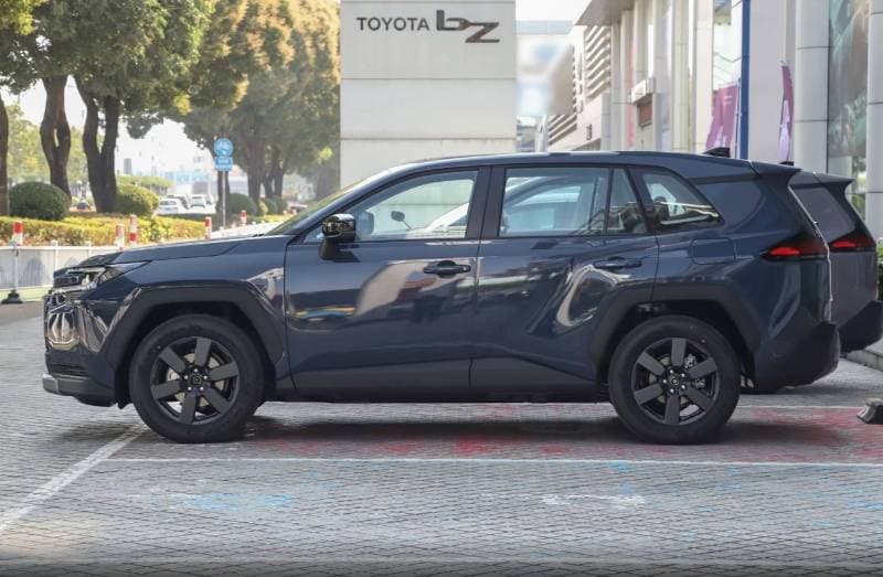 2026 Toyota RAV4 2.0L Luxury thumbnail 3