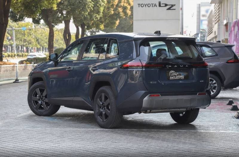 2026 Toyota RAV4 2.0L Luxury thumbnail 4