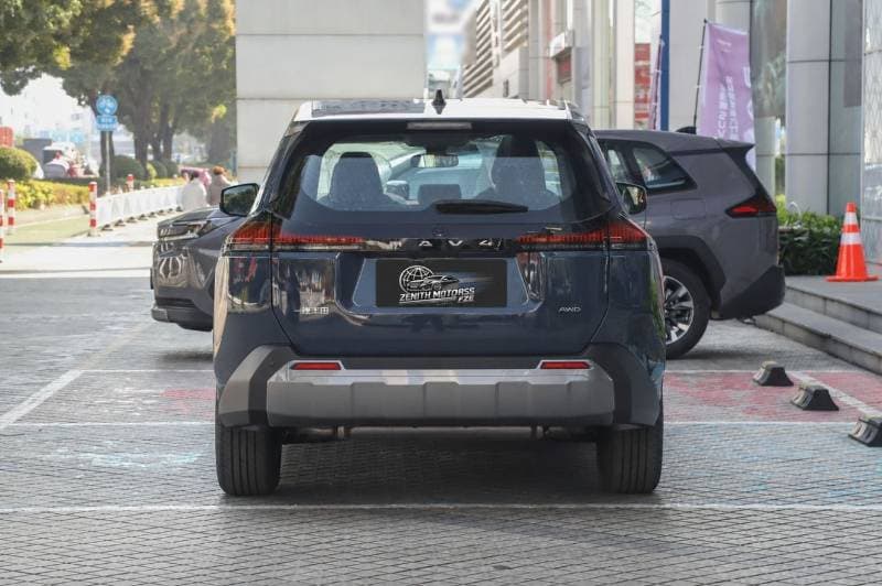 2026 Toyota RAV4 2.0L Luxury thumbnail 5