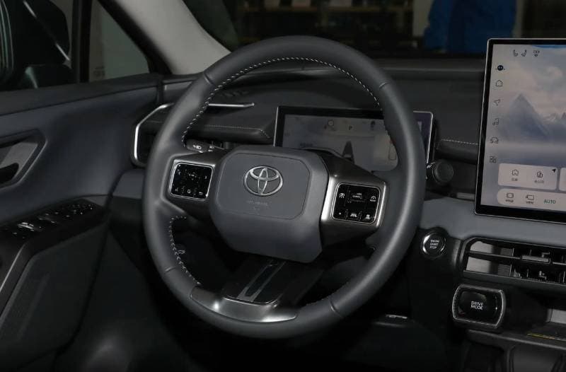 2026 Toyota RAV4 2.0L Luxury thumbnail 8