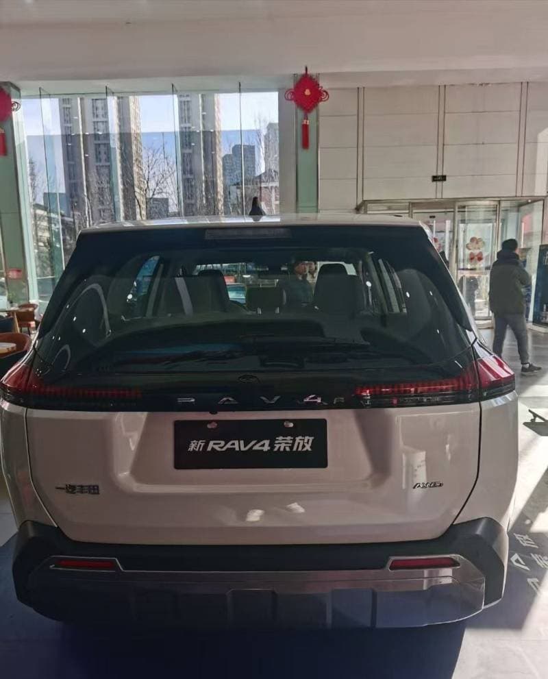 2026 Toyota RAV4 XLE thumbnail 3
