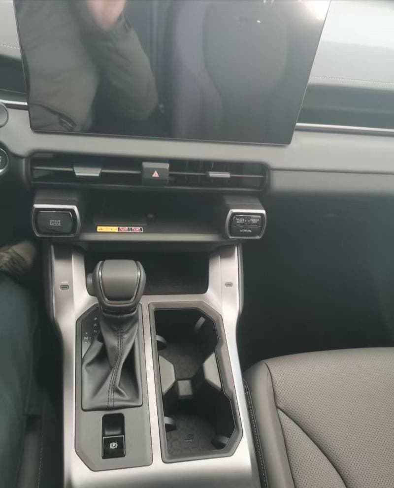2026 Toyota RAV4 XLE thumbnail 6