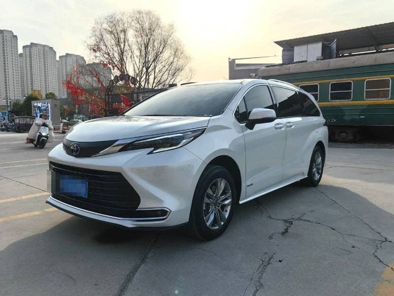 2023 Toyota Sienna XLE thumbnail 2