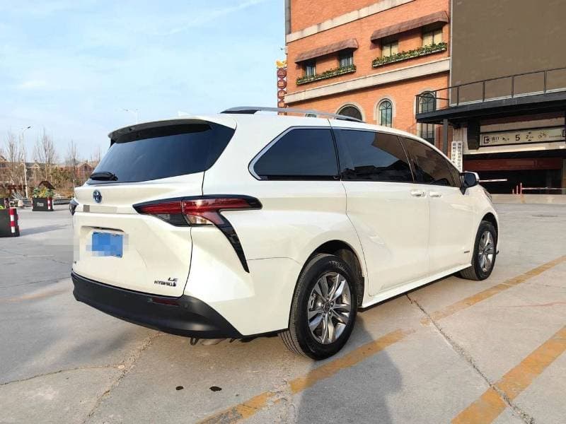 2023 Toyota Sienna XLE thumbnail 6