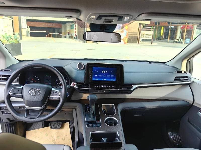 2023 Toyota Sienna XLE thumbnail 8