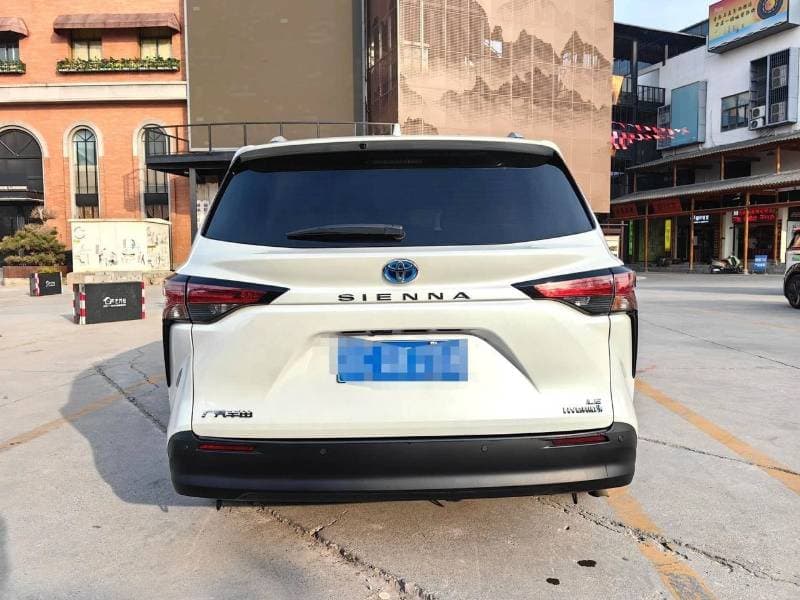 2023 Toyota Sienna XLE thumbnail 5