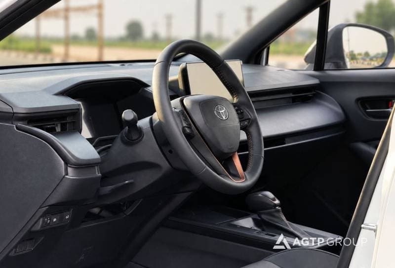 2026 Toyota Corolla Cross GLI thumbnail 7