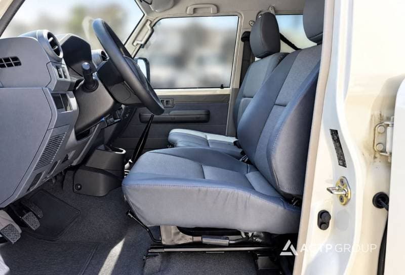 2025 Toyota Land Cruiser 70 LC76 LX thumbnail 7