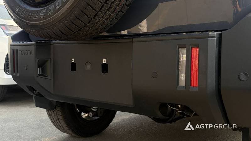 2027 Toyota FJ Cruiser GXR thumbnail 7