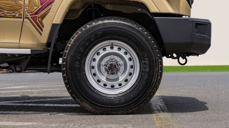2025 Toyota Land Cruiser Pickup 70 thumbnail 5