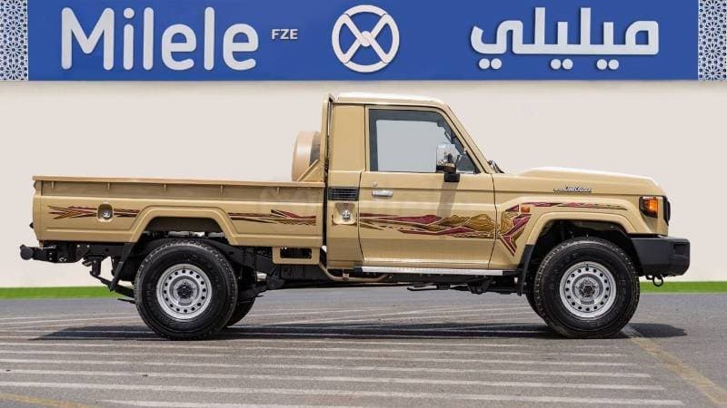 2025 Toyota Land Cruiser Pickup 70 thumbnail 6