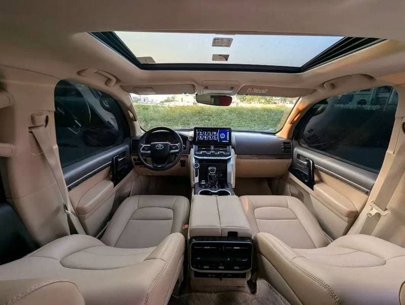 2013 Toyota Land Cruiser GXR thumbnail 4