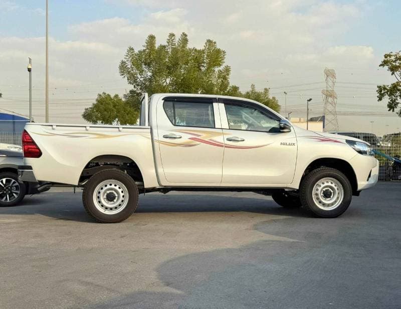 2025 Toyota Hilux DOUBLE CABIN thumbnail 2