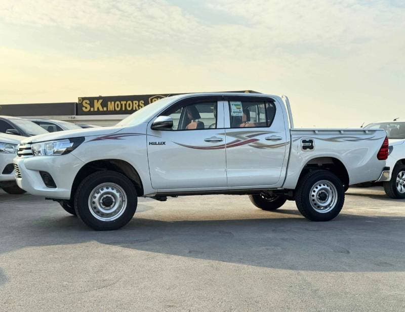 2025 Toyota Hilux DOUBLE CABIN thumbnail 3