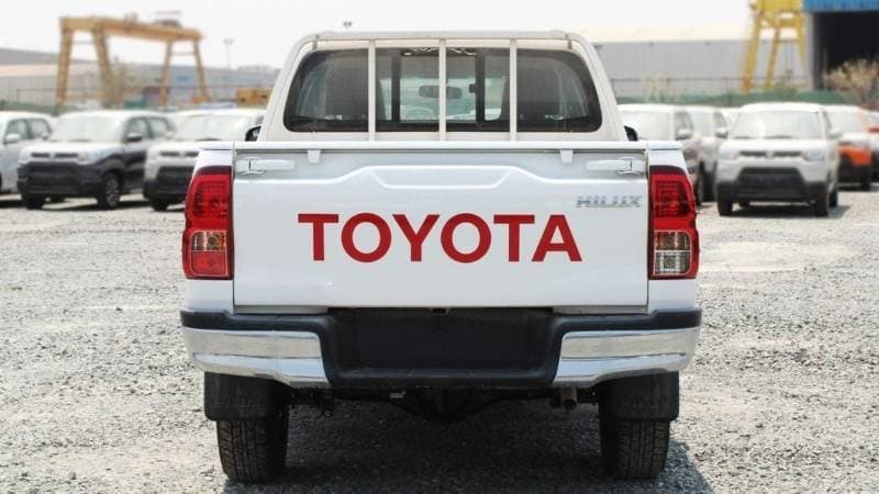 2024 Toyota Hilux GL thumbnail 6