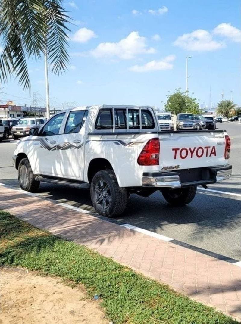 2025 Toyota Hilux SGLX thumbnail 3