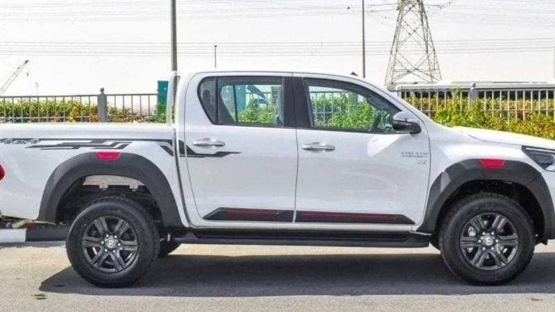 2025 Toyota Hilux SGLX thumbnail 3