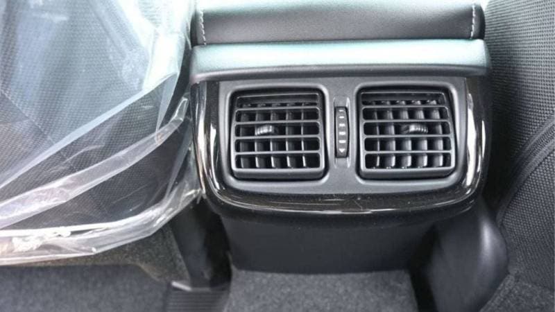 2025 Toyota Hilux SGLX thumbnail 7