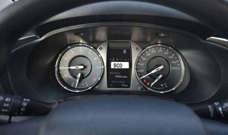 2025 Toyota Hilux SGLX thumbnail 6