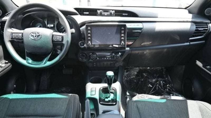 2025 Toyota Hilux SGLX thumbnail 5