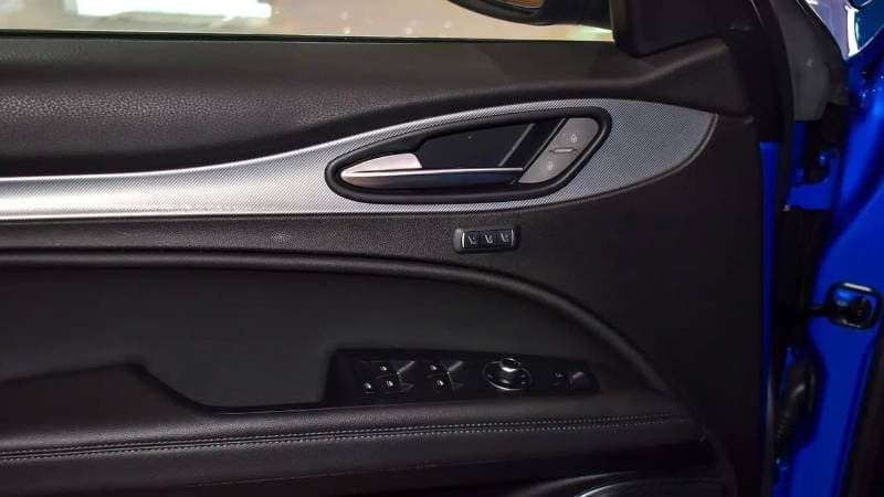 2022 Alfa Romeo Stelvio VELOCE thumbnail 7