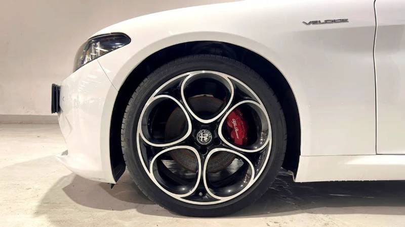 2024 Alfa Romeo Giulia VELOCE thumbnail 4
